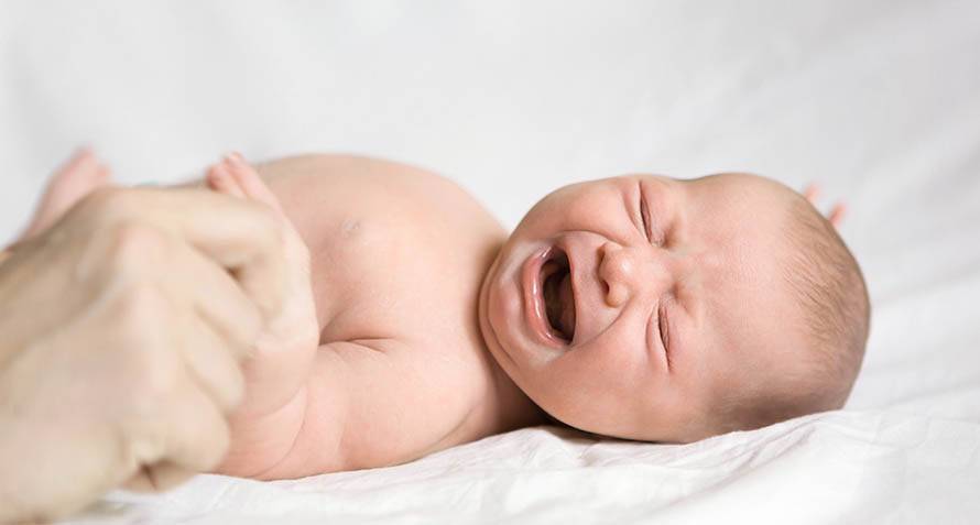 Новорожденный плачет. как успокоить малыша?