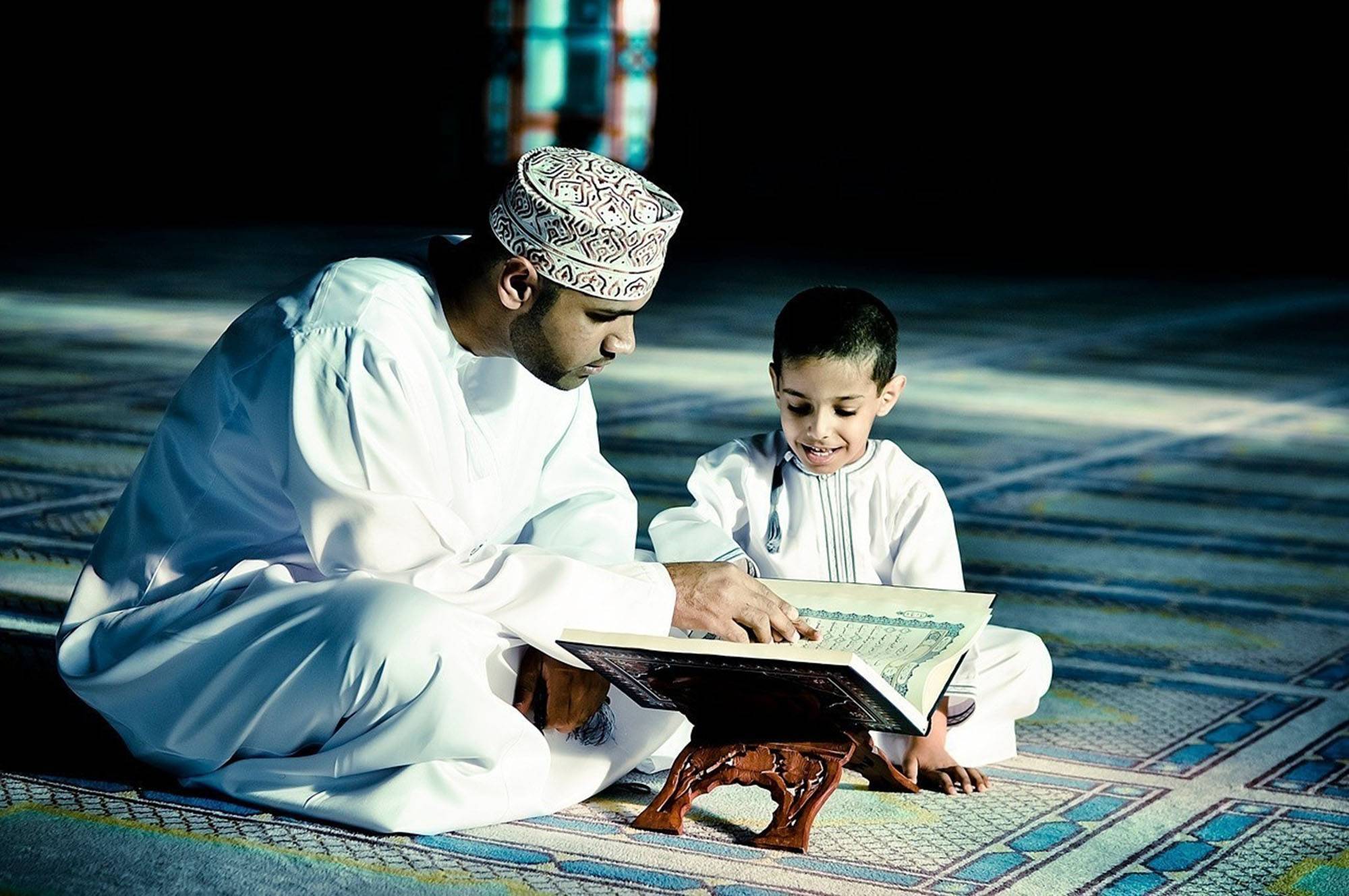 Muslim uz. Мусульманские дети. Мусульманин с Кораном. Арабские дети.