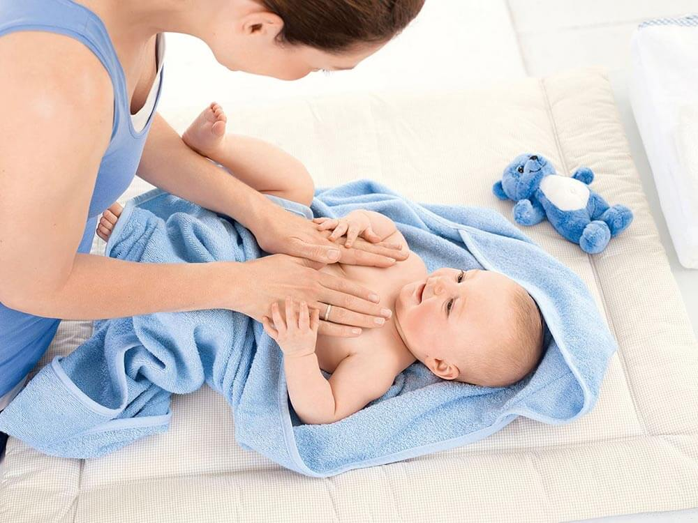 Первые дни малыша после выписки с роддома. какими знаниями должна обладать мама и что нужно в это время ребенку?