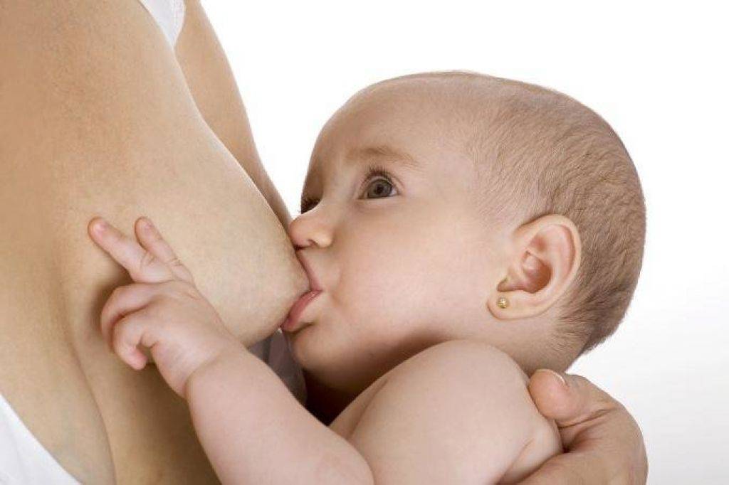 Ребенок кусает грудь: что делать?