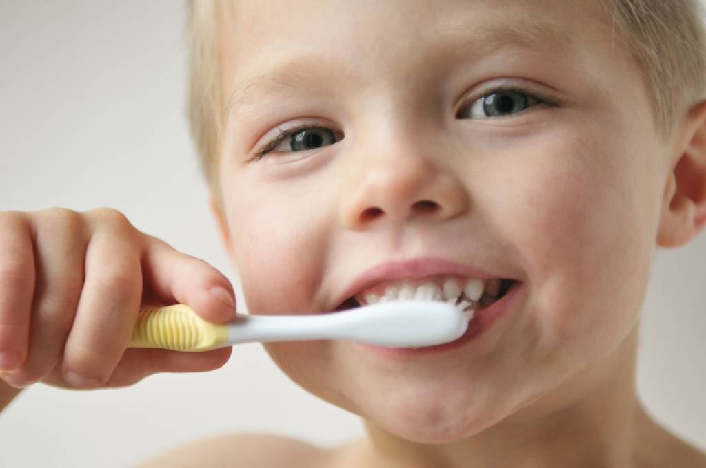 Молочные зубки: лечить или удалить?