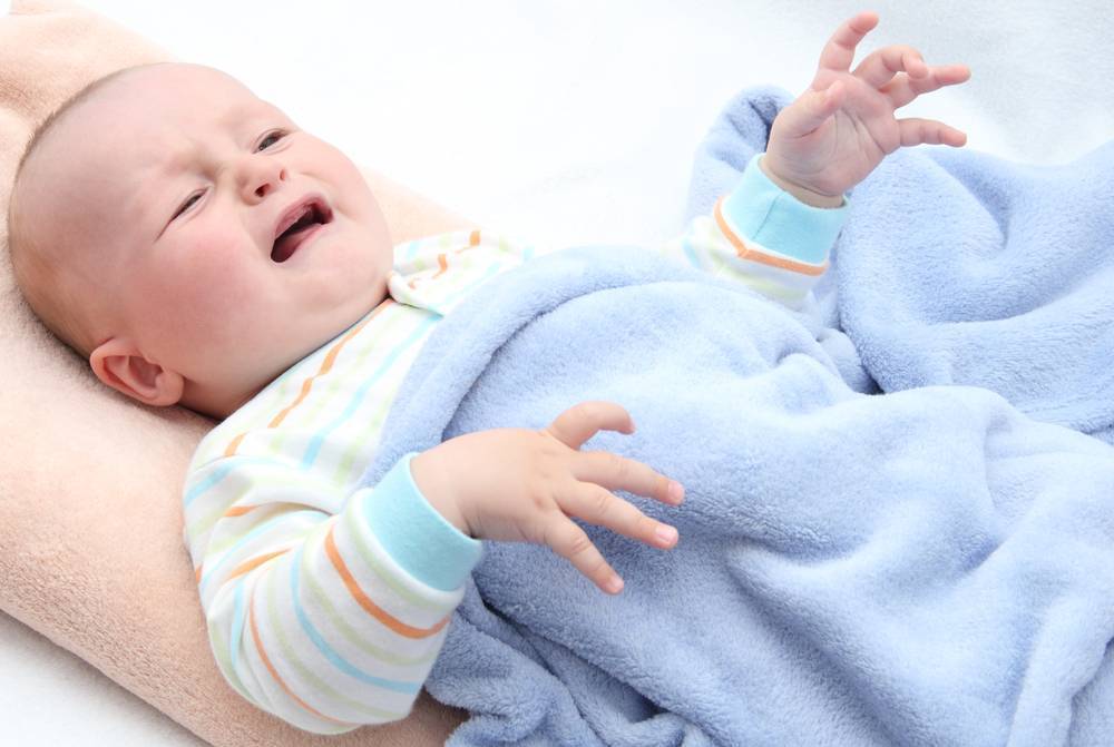 Ребенок вздрагивает во сне: причины, что делать? почему ребенок вздрагивает при засыпании, от звуков?